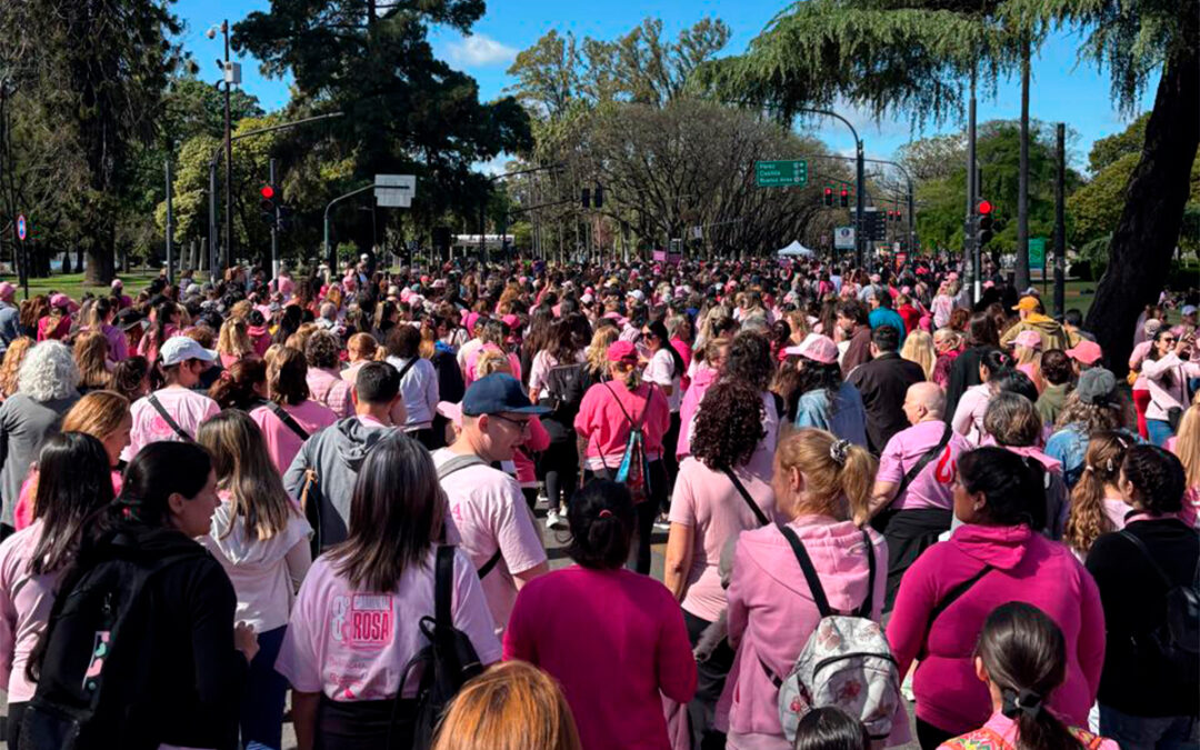Octava Caminata Rosa: Rosario se tiñó de rosa y el Colegio de Médicos dijo presente